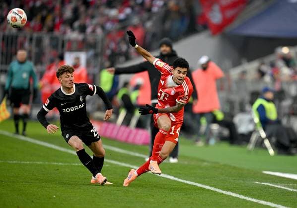 Fussball 1. Bundesliga Saison 2025 2026 11. Spieltag FC Bayern Muenchen - SC Freiburg 22.11.2025 Philipp Treu (li, SC Freiburg) gegen Luis Diaz (re, FC Bayern Muenchen)