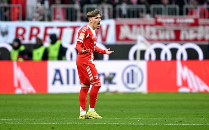 Fussball 1. Bundesliga Saison 2025 2026 11. Spieltag FC Bayern Muenchen - SC Freiburg 22.11.2025 Jubel nach dem Tor zum 1 - 2, Lennart Karl (FC Bayern Muenchen)