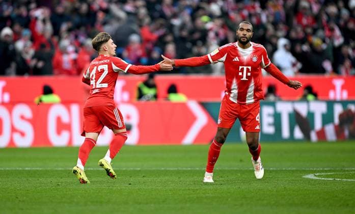 Fussball 1. Bundesliga Saison 2025 2026 11. Spieltag FC Bayern Muenchen - SC Freiburg 22.11.2025 Jubel FC Bayern Muenchen nach dem Tor zum 1 - 2, v. li., Lennart Karl mit Jonathan Tah
