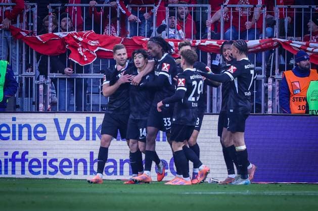 Jubel der Freiburger nach dem 0:1 durch Yuito Suzuki 14 (SC Freiburg), FC Bayern Muenchen vs. SC Freiburg, Fussball, Bundesliga, DFL, Saison 2025 2026, Hinrunde, 22.11.2025 DFB regulations prohibit any use of photographs as image sequences and or quasi-video Muenchen Bayern Deutschland