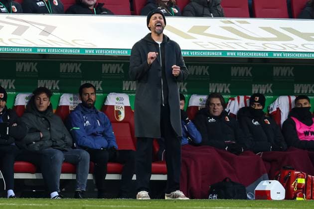 Sandro Wagner (FC Augsburg, Cheftrainer) am Spielfeldrand GER, FC Augsburg vs. Hamburger SV, 1.Bundesliga Fussball, 11. Spieltag, Saison 2025 2026, 22.11.2025 DFB DFL REGULATIONS PROHIBIT ANY USE OF PHOTOGRAPHS AS IMAGE SEQUENCES AND OR QUASI-VIDEO GER, FC Augsburg vs. Hamburger SV, 1.Bundesliga Fussball, 11. Spieltag, Saison 2025 2026, 22.11.2025 Augsburg Copyright: xEibner-Pressefoto RogerxBuerkex EP_RBE