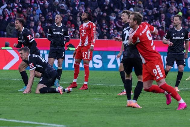 Michael Olise 17 (FC Bayern Muenchen) schaut seinem Schuss hinterher, der zum 2:2 fuehrt, FC Bayern Muenchen vs. SC Freiburg, Fussball, Bundesliga, DFL, Saison 2025 2026, Hinrunde, 22.11.2025 DFB regulations prohibit any use of photographs as image sequences and or quasi-video Muenchen Bayern Deutschland
