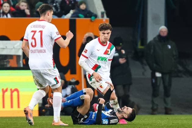 Faul an Fabio Vieira (Hamburger SV, 20) von Keven Schlotterbeck (FC Augsburg 31) GER, FC Augsburg vs. Hamburger SV, 1.Bundesliga Fussball, 11. Spieltag, Saison 2025 2026, 22.11.2025 DFB DFL REGULATIONS PROHIBIT ANY USE OF PHOTOGRAPHS AS IMAGE SEQUENCES AND OR QUASI-VIDEO GER, FC Augsburg vs. Hamburger SV, 1.Bundesliga Fussball, 11. Spieltag, Saison 2025 2026, 22.11.2025 Augsburg Copyright: xEibner-Pressefoto RogerxBuerkex EP_RBE