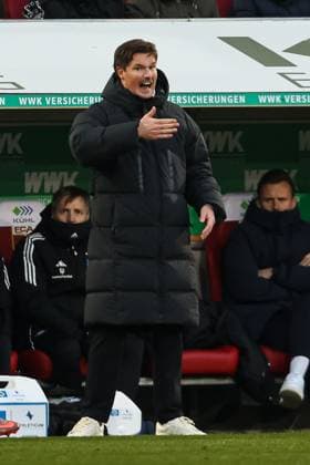 Merlin Polzin (Hamburger SV, Cheftrainer) am Spielfeldrand GER, FC Augsburg vs. Hamburger SV, 1.Bundesliga Fussball, 11. Spieltag, Saison 2025 2026, 22.11.2025 DFB DFL REGULATIONS PROHIBIT ANY USE OF PHOTOGRAPHS AS IMAGE SEQUENCES AND OR QUASI-VIDEO GER, FC Augsburg vs. Hamburger SV, 1.Bundesliga Fussball, 11. Spieltag, Saison 2025 2026, 22.11.2025 Augsburg Copyright: xEibner-Pressefoto RogerxBuerkex EP_RBE