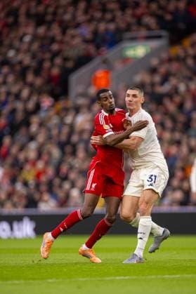 Football - FA Premier League - Liverpool FC v Nottingham Forest FC LIVERPOOL, ENGLAND - Saturday, November 22, 2025: Liverpool s Alexander Isak is challenged by Nottingham Forest s Nikola Milenkovic (R) during the FA Premier League match between Liverpool FC and Nottingham Forest FC at Anfield. (Photo by David Rawcliffe Propaganda) LIVERPOOL Anfield MERSEYSIDE ENGLAND  Copyright: xDavidxRawcliffex P2025-11-22-Liverpool_Nottingham_Forest-37