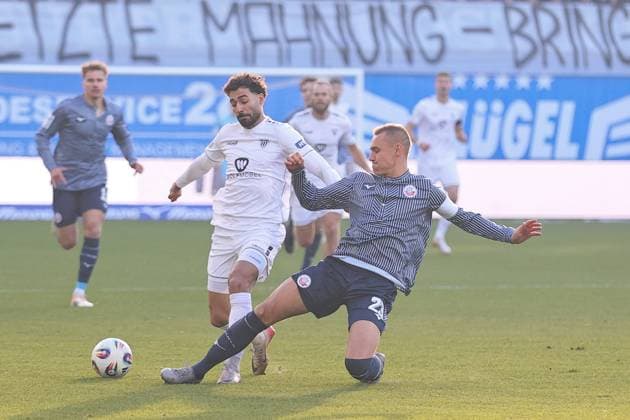 22.11.2025, Fussball, Herren, 15. Spieltag Dritte Liga 3. Liga Saison 2025 2026: FC Hansa Rostock - FC Schweinfurt 05 Von links: Ekin Celebi (FC Schweinfurt 05, 11) gegen Kapitän Franz Pfanne (FC Hansa Rostock, 23) Rostock Ostseestadion Mecklenburg-Vorpommern Deutschland