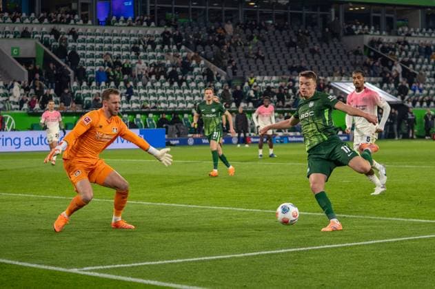 Deutschland, Fussball, 1. Bundesliga, 11.Spieltag 2025 2026: VfL Wolfsburg - Bayer 04 Leverkusen am 22.11. in Wolfsburg (Volkswagen-Arena): Chance Dzenan Pejcinovic (VfL Wolfsburg 17) Mark Flekken (Bayer 04 Leverkusen 1) Copyright: xSvenxHeidmannx