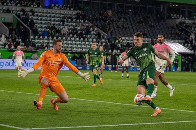 Deutschland, Fussball, 1. Bundesliga, 11.Spieltag 2025 2026: VfL Wolfsburg - Bayer 04 Leverkusen am 22.11. in Wolfsburg (Volkswagen-Arena): Chance Dzenan Pejcinovic (VfL Wolfsburg 17) Mark Flekken (Bayer 04 Leverkusen 1) Copyright: xSvenxHeidmannx