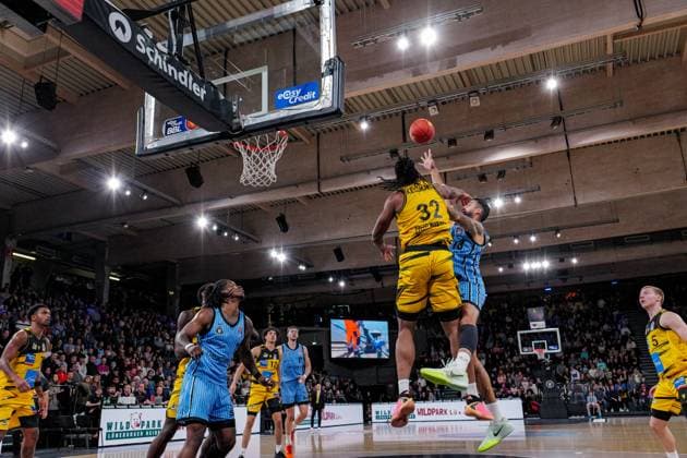 Deutschland: Basketball-Bundesliga (BBL) 2025 26, 8. Spieltag Veolia Towers Hamburg vs MHP RIESEN Ludwigsburg Inselpark Arena (Hamburg): Keeshawn Kellman (MHP Riesen Ludwigsburg, 32), Martin Breunig (Veolia Towers Hamburg, 13) Copyright: xStefanxTrochax