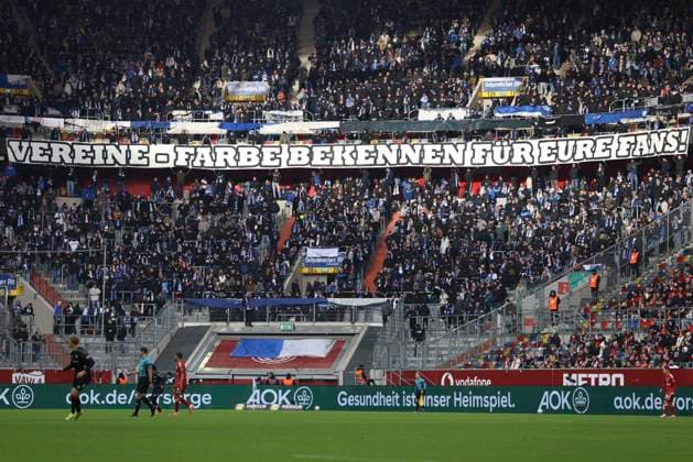 Fans von ... sind zu sehen mit Flaggen, Bannern und dem Spruch Vereine - Farbe bekennen für eure Fans! waehrend des spiels der 2. Bundesliga zwischen Fortuna Düsseldorf und 1. FC Magdeburg, Merkur Spiel-Arena am 22. November 2025 in Düsseldorf, Deutschland. (Foto von Oliver Kaelke DeFodi Images) +++ Fans of ... can be seen with flags, banners and the slogan Clubs - show your colors for your fans! during the 2. Bundesliga match between Fortuna Düsseldorf and 1. FC Magdeburg at Merkur Spiel-Arena on November 22, 2025 in Düsseldorf, Germany. (Photo by Oliver Kaelke DeFodi Images) (Photo by Oliver Kaelke DeFodi Images)