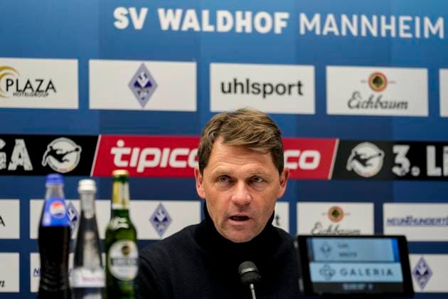 Luc Holtz (Trainer, Cheftrainer, SV Waldhof), Einzelbild, Einzelfoto, Aktion, Action, bei der Pressekonferenz nach dem Spiel, PK, press conference, PK, Pressekonferenz Pressetermin, Medientermin, 22.11.2025, Mannheim (Deutschland), Fussball, 3. Liga, SV Waldhof Mannheim - SV Wehen Wiesbaden, DFB DFL REGULATIONS PROHIBIT ANY USE OF PHOTOGRAPHS AS IMAGE SEQUENCES AND OR QUASI-VIDEO.