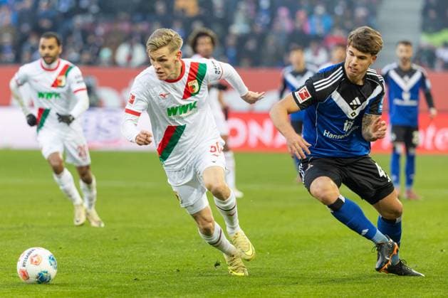 Anton Kade (FC Augsburg) und Luka Vuskovic (Hamburger SV) v-l im Zweikampf, FC Augsburg vs. Hamburger SV, Fussball, 1. Bundesliga, 11. Spieltag, 22.11.2025 DFB regulations prohibit any use of photographs as image sequences and or quasi-video