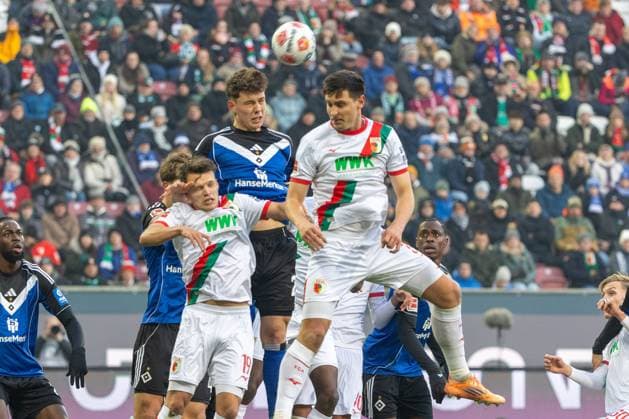 Robin Fellhauer (FC Augsburg), Nicolai Remberg (Hamburger SV) und Keven Schlotterbeck (FC Augsburg) v-l im Zweikampf, FC Augsburg vs. Hamburger SV, Fussball, 1. Bundesliga, 11. Spieltag, 22.11.2025 DFB regulations prohibit any use of photographs as image sequences and or quasi-video