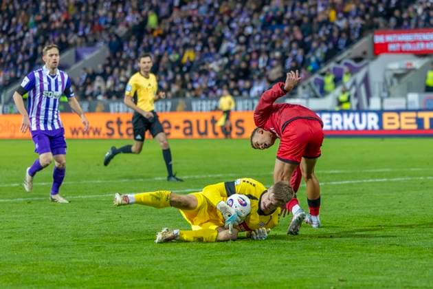 Osnabrück, Deutschland 22. November 2025: 3. Liga - 2025 2026 - VfL Osnabrück vs. FC Ingolstadt 04 Im Bild: v. li. im Zweikampf Torhüter Lukas Jonsson (VfL) und Marcel Costly (FCI) DFB regulations prohibit any use of photographs as image sequences and or quasi-video Bremer Brücke Niedersachsen Copyright: xFotostandx xSchäferx