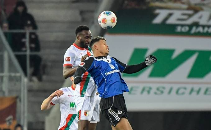 22.11.2025, xemx, Fussball 1.Bundesliga, FC Augsburg - Hamburger SV v.l. Chrislain Matsima (FC Augsburg), Ransford Koenigsdoerfer (Hamburger SV) Zweikampf, Aktion, action, battle for the ball (DFL DFB REGULATIONS PROHIBIT ANY USE OF PHOTOGRAPHS as IMAGE SEQUENCES and or QUASI-VIDEO) Augsburg