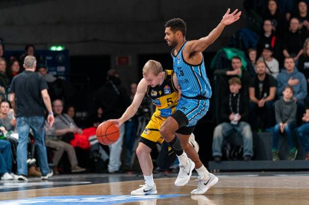 Toms Skuja (MHP RIESEN Ludwigsburg, 05) im Dribbling gegen Kenneth Ogbe (Veolia Towers Hamburg, 25), GER, Veolia Towers Hamburg vs MHP Riesen Ludwigsburg, Basketball, Bundesliga, Spieltag 8, Saison 2025 2026, 22.11.2025 GER, Veolia Towers Hamburg vs MHP Riesen Ludwigsburg, Basketball, Bundesliga, Spieltag 8, Saison 2025 2026, 22.11.2025 Hamburg Copyright: xEibner-Pressefoto MaxxVincenx EP_MVN