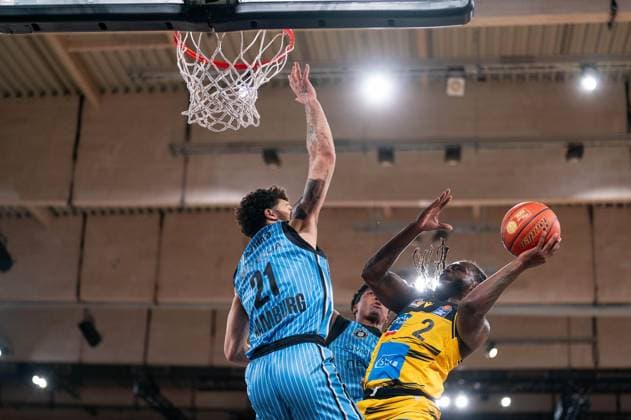 Traveon Buchanan (MHP RIESEN Ludwigsburg, 02), Devon Daniels (Veolia Towers Hamburg, 21),, GER, Veolia Towers Hamburg vs MHP Riesen Ludwigsburg, Basketball, Bundesliga, Spieltag 8, Saison 2025 2026, 22.11.2025 GER, Veolia Towers Hamburg vs MHP Riesen Ludwigsburg, Basketball, Bundesliga, Spieltag 8, Saison 2025 2026, 22.11.2025 Hamburg Copyright: xEibner-Pressefoto MaxxVincenx EP_MVN