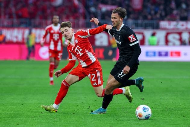 Fußball 1. Bundesliga 11. Spieltag FC Bayern München - SC Freiburg am 22.11.2025 in der Allianz Arena in München Lennart Karl ( München ), hinten - Max Rosenfelder ( Freiburg ), vorne DFL regulations prohibit any use of photographs as image sequences and or quasi-video.