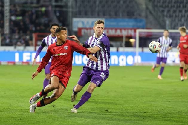 3. Liga; VfL Osnabrück - FC Ingolstadt 04; Zweikampf Kampf um den Ball Marcel Costly (22, FCI) Müller Jannik (24 VFL) 3. Liga - FC Ingolstadt 04 Saison 2025 2026 VfL Osnabrück