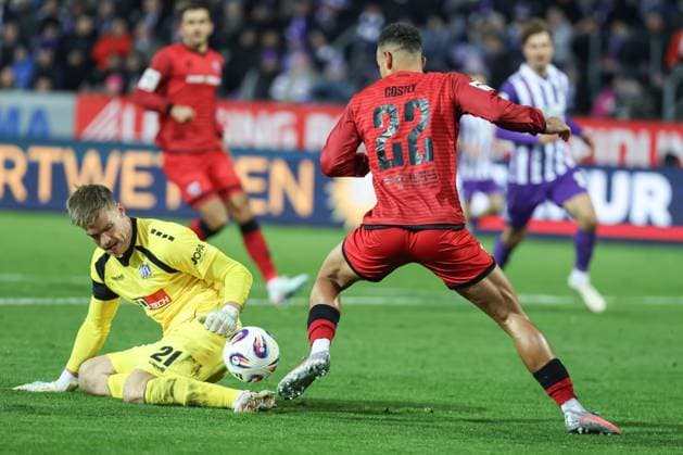 3. Liga; VfL Osnabrück - FC Ingolstadt 04; Torchance verpasst Zweikampf Kampf um den Ball Marcel Costly (22, FCI) Torwart Jonsson Lukas (21 VFL) 3. Liga - FC Ingolstadt 04 Saison 2025 2026 VfL Osnabrück