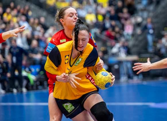 HALMSTAD 2025-11-22 Danmarks Kristina Jorgensen stoppar Sveriges Amelia Lundbäck under lördagens handbollslandskamp mellan Sverige och Danmark i Halmstad Arena. HALMSTAD SVERIGE x50090x Copyright: xJohanxNilssonx xTTx HANDBOLL SVERIGE-DANMARK