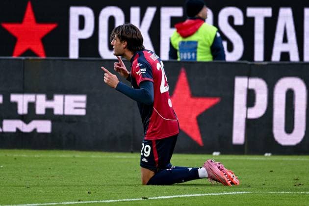 Cagliari s Gennaro Borrelli celebrates after scoring the goal for 3-2 during the Serie A soccer match between Cagliari Calcio and Genoa at the Unipol Domus in Cagliari, Sardinia - Saturday, 22 november 2025. - Soccer  Copyright: xGianlucaxZuddas LaPressex