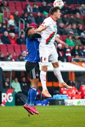 Deutschland: 1. Bundesliga 2025 26, 11. Spieltag - FC Augsburg vs Hamburger SV, WWK Arena (Augsburg): Keven Schlotterbeck, (FC Augsburg, 31), Ransford Königsdörffer Ransford Koenigsdoerffer, (Hamburger SV, 11) Augsburg WWK Arena Bayern Deutschland Copyright: xBenedictxChristx