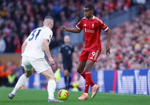 Alexander Isak of Liverpool Liverpool v Nottingham Forest, Premier League, Football, Anfield, Liverpool, UK - 22 Nov 2025Liverpool Anfield United Kingdom EDITORIAL USE ONLY No use with unauthorised audio, video, data, fixture lists, club league logos or live services. Online in-match use limited to 120 images, no video emulation. No use in betting, games or single club league player publications. Copyright: xMattxWest Shutterstockx 15860648aa