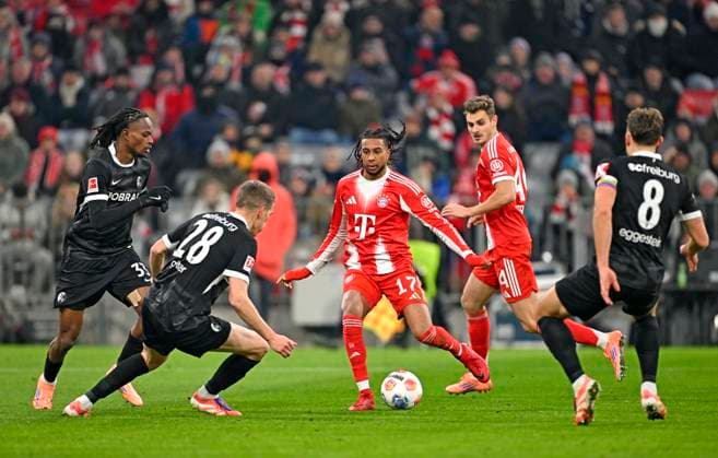 RECORD DATE NOT STATED 22.11.2025, Fussball Bundesliga 2025 2026, 11.Spieltag, FC Bayern München - SC Freiburg, in der Allianz-Arena München, Michael Olise (FC Bayern München) setzt sich durch.