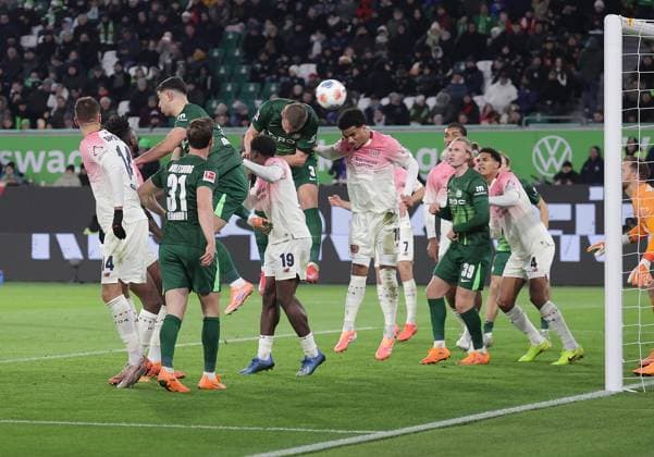 Hier koepft Denis Vavro (VfL Wolfsburg) das Tor zum 1-3 Fussball, Herren, Saison 2025 2026, 1.Liga, Bundesliga, Volkswagenarena, VfL Wolfsburg gegen Bayer Leverkusen DFL REGULATIONS PROHIBIT ANY USE OF PHOTOGRAPHS AS IMAGE SEQUENCES AND OR QUASI-VIDEO.