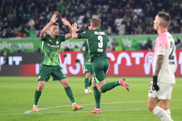 VfL vs. Leverkusen, 1. BL Wolfsburg, 22.11.2025, FUßBALL - VfL Wolfsburg vs. Bayer 04 Leverkusen, 1. BL, Saison 2025 26. Denis Vavro (VfL Wolfsburg) jubelt nach seinem Tor zum 1:3 Wolfsburg