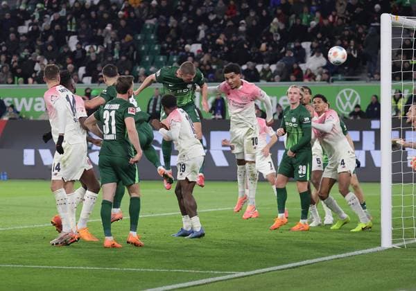 Hier koepft Denis Vavro (VfL Wolfsburg) das Tor zum 1-3 Fussball, Herren, Saison 2025 2026, 1.Liga, Bundesliga, Volkswagenarena, VfL Wolfsburg gegen Bayer Leverkusen DFL REGULATIONS PROHIBIT ANY USE OF PHOTOGRAPHS AS IMAGE SEQUENCES AND OR QUASI-VIDEO.