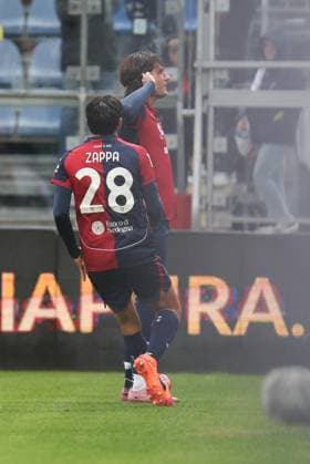 November 22, 2025, Cagliari: Cagliari s Gennaro Borrelli jubilates after scoring the 3-2 goal during the Italian Serie A soccer match Cagliari calcio vs Genoa CFC at the Unipol Domus in Cagliari, Italy, 22 November 2025 .ANSA FABIO MURRU Soccer; Serie A: Cagliari Vs Genoa  - ZUMAa110 20251122_zaf_a110_036 Copyright: xFabioxMurrux