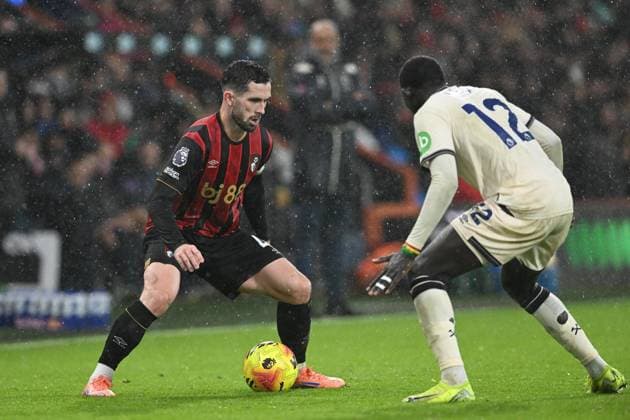 Bournemouth v West Ham United Premier League 22 11 2025. Lewis Cook (4) of AFC Bournemouth on the attack battles for possession with El Hadji Malick Diouf (12) of West Ham United during the Premier League match between Bournemouth and West Ham United at the Vitality Stadium, Bournemouth, England on 22 November 2025. Bournemouth Vitality Stadium Dorset England Editorial use only DataCo restrictions apply See www.football-dataco.com , Copyright: xGrahamxHuntx PSI-23261-0036