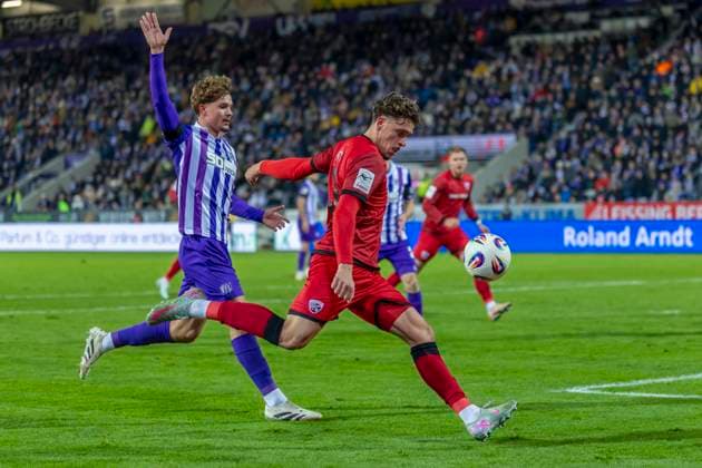 Osnabrück, Deutschland 22. November 2025: 3. Liga - 2025 2026 - VfL Osnabrück vs. FC Ingolstadt 04 Im Bild: v. li. im Zweikampf Robin Fabinski (VfL) und Dennis Kaygin (FCI) DFB regulations prohibit any use of photographs as image sequences and or quasi-video Bremer Brücke Niedersachsen Copyright: xFotostandx xSchäferx