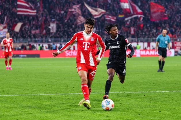 Aleksandar Pavlovic (45, FC Bayern München) und Johan Manzambi (44, SC Freiburg) beim Spiel zwischen FC Bayern München v SC Freiburg, Fußball, Herren, Bundesliga, 2025 2026, 11.Spieltag am 22.11.2025 in München, Allianz-Arena. DFL and DFB regulations prohibit any use of photographs as image sequences and or quasi-video. Bayern Deutschland