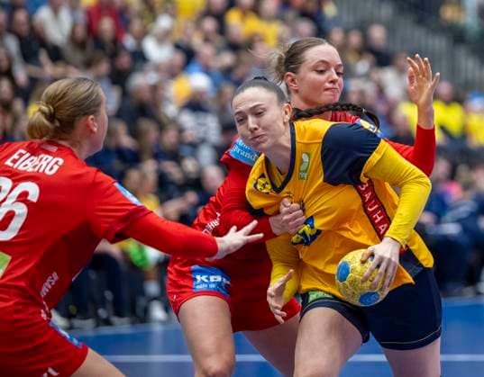 HALMSTAD 2025-11-22 Denmark s Stine Eiberg and Kristina Jorgensen stop Sweden s Amelia Lundbäck during Saturday s international handball match between Sweden and Denmark at Halmstad Arena. HALMSTAD SWEDEN x50090x Copyright: xJohanxNilssonx xTTx HANDBALL SWEDEN-DENMARK
