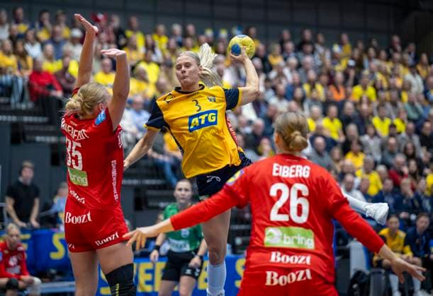 HALMSTAD 2025-11-22 Sveriges Nina Koppang skjuter mellan Danmarks Nanna Hinnerfeldt och Stine Eiberg under lördagens handbollslandskamp mellan Sverige och Danmark i Halmstad Arena. HALMSTAD SVERIGE x50090x Copyright: xJohanxNilssonx xTTx HANDBOLL SVERIGE-DANMARK