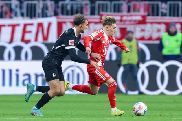 Max Rosenfelder (SC Freiburg) und Lennart Karl (FC Bayern Muenchen) kaempfen um den Ball, Bundesliga, FC Bayern München v Club Freiburg, Allianz Arena am 22. November 2025 in München, Deutschland. (Foto von Marco Steinbrenner DeFodi Images) Max Rosenfelder (SC Freiburg) und Lennart Karl (FC Bayern Muenchen) battle for the ball, Bundesliga, FC Bayern München v Sport-Club Freiburg, Allianz Arena, November 22, 2025 in München, Germany. (Photo by Marco Steinbrenner DeFodi Images) DFL regulations prohibit any use of photographs as image sequences and or quasi-video.