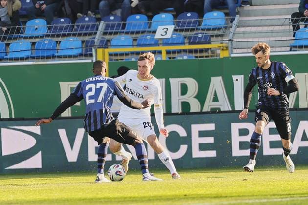 v. li. im Zweikampf, Adama Diakhaby (SV Waldhof Mannheim, 27), Ryan Johansson (SV Wehen Wiesbaden, 20) GER, SV Waldhof Mannheim gegen SV Wehen Wiesbaden, Fussball, 3.Liga, 15.Spieltag, Spielzeit 2025 2026, 22.11.2025. (DFL DFB REGULATIONS PROHIBIT ANY USE OF PHOTOGRAPHS as IMAGE SEQUENCES and or QUASI-VIDEO). GER,SV Waldhof Mannheim gegen SV Wehen Wiesbaden, Fussball, 3.Liga, 15.Spieltag, Spielzeit 2025 2026, 22.11.2025. Mannheim Copyright: xEibner-Pressefoto JoergxHirschx EP_JHH