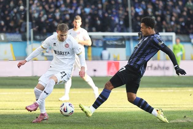 v. li. im Zweikampf, Ole Wohlers (SV Wehen Wiesbaden, 21), Samuel Abifade (SV Waldhof Mannheim, 17). GER, SV Waldhof Mannheim gegen SV Wehen Wiesbaden, Fussball, 3.Liga, 15.Spieltag, Spielzeit 2025 2026, 22.11.2025. (DFL DFB REGULATIONS PROHIBIT ANY USE OF PHOTOGRAPHS as IMAGE SEQUENCES and or QUASI-VIDEO). GER,SV Waldhof Mannheim gegen SV Wehen Wiesbaden, Fussball, 3.Liga, 15.Spieltag, Spielzeit 2025 2026, 22.11.2025. Mannheim Copyright: xEibner-Pressefoto JoergxHirschx EP_JHH