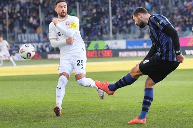 v.li. Fatih Kaya (SV Wehen Wiesbaden, 29), Tim Sechelmann (SV Waldhof Mannheim, 4). GER, SV Waldhof Mannheim gegen SV Wehen Wiesbaden, Fussball, 3.Liga, 15.Spieltag, Spielzeit 2025 2026, 22.11.2025. (DFL DFB REGULATIONS PROHIBIT ANY USE OF PHOTOGRAPHS as IMAGE SEQUENCES and or QUASI-VIDEO). GER,SV Waldhof Mannheim gegen SV Wehen Wiesbaden, Fussball, 3.Liga, 15.Spieltag, Spielzeit 2025 2026, 22.11.2025. Mannheim Copyright: xEibner-Pressefoto JoergxHirschx EP_JHH