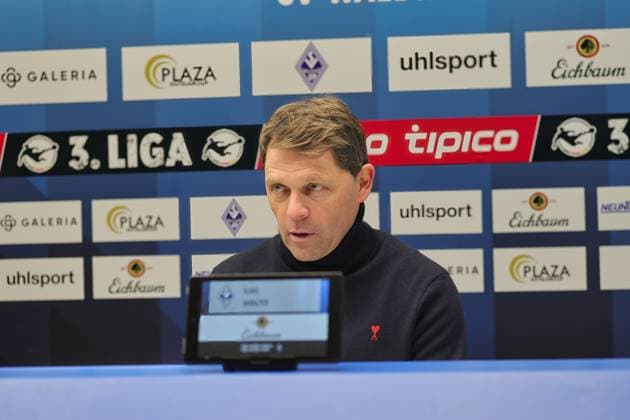 Luc Holtz (SV Waldhof Mannheim, Cheftrainer) zufriedene Aussprache bei der Pressekonferenz beim 1:0 Sieg. GER, SV Waldhof Mannheim gegen SV Wehen Wiesbaden, Fussball, 3.Liga, 15.Spieltag, Spielzeit 2025 2026, 22.11.2025. (DFL DFB REGULATIONS PROHIBIT ANY USE OF PHOTOGRAPHS as IMAGE SEQUENCES and or QUASI-VIDEO). GER,SV Waldhof Mannheim gegen SV Wehen Wiesbaden, Fussball, 3.Liga, 15.Spieltag, Spielzeit 2025 2026, 22.11.2025. Mannheim Copyright: xEibner-Pressefoto JoergxHirschx EP_JHH
