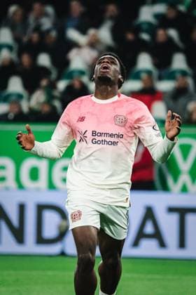1. Bundesliga: VfL Wolfsburg vs. Bayer 04 Leverkusen, 22.11.2025 Ernest Poku (Bayer 04 Leverkusen, 19) vergibt Großchance; Fußball, 1. Bundesliga, 11. Spieltag: VfL Wolfsburg vs. Bayer 04 Leverkusen am 22.11.2025 in der Volkswagen Arena, Wolfsburg DFL REGULATIONS PROHIBIT ANY USE OF PHOTOGRAPHS AS IMAGE SEQUENCES AND OR QUASI-VIDEO. Copyright: xBEAUTIFULxSPORTS Tonhäuserx