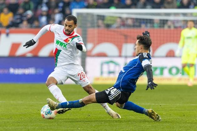 Alexis Claude-Maurice (FC Augsburg) und Nicolas Capaldo (Hamburger SV) v-l iztk, FC Augsburg vs. Hamburger SV, Fussball, 1. Bundesliga, 11. Spieltag, 22.11.2025 DFB regulations prohibit any use of photographs as image sequences and or quasi-video