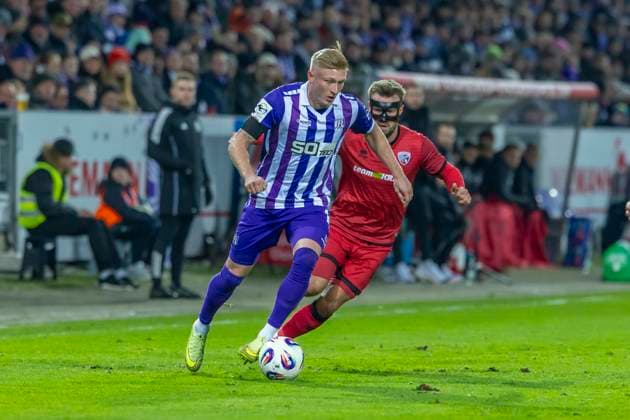 Osnabrück, Deutschland 22. November 2025: 3. Liga - 2025 2026 - VfL Osnabrück vs. FC Ingolstadt 04 Im Bild: v. li. im Zweikampf Tony Lesueur (VfL) und Yannick Deichmann (FCI) DFB regulations prohibit any use of photographs as image sequences and or quasi-video Bremer Brücke Niedersachsen Copyright: xFotostandx xSchäferx