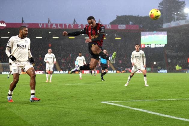 Bournemouth v West Ham United 22 November 2025 Bournemouth - Premier League Football - Bournemouth v West Ham United - Eli Kroupi of Bournemouth jumps to volley the ball - (Photo by Mark Leech). Bournemouth UK Copyright: xMarkxLeechxOffside