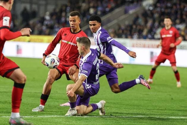 3. Liga; VfL Osnabrück - FC Ingolstadt 04; Zweikampf Kampf um den Ball Marcel Costly (22, FCI) Christensen Frederik (3 VFL) Wiethaup Kevin (19 VFL) 3. Liga - FC Ingolstadt 04 Saison 2025 2026 VfL Osnabrück