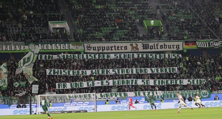 Wolfsburger Fanprotest Fussball, Herren, Saison 2025 2026, 1.Liga, Bundesliga, Volkswagenarena, VfL Wolfsburg gegen Bayer Leverkusen DFL REGULATIONS PROHIBIT ANY USE OF PHOTOGRAPHS AS IMAGE SEQUENCES AND OR QUASI-VIDEO.