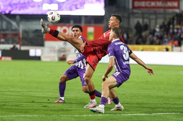 3. Liga; VfL Osnabrück - FC Ingolstadt 04; Zweikampf Kampf um den Ball Marcel Costly (22, FCI) Wiethaup Kevin (19 VFL) Kammerbauer Patrick (31 VFL) 3. Liga - FC Ingolstadt 04 Saison 2025 2026 VfL Osnabrück